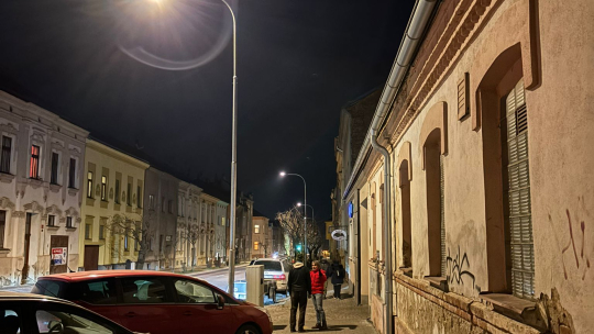 Znojmo dolaďuje nové veřejné osvětlení. Na Palackého ulici je už lépe vidět
