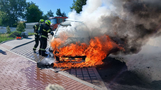 V Hlubokých Mašůvkách hořelo auto, příčinou byla technická závada