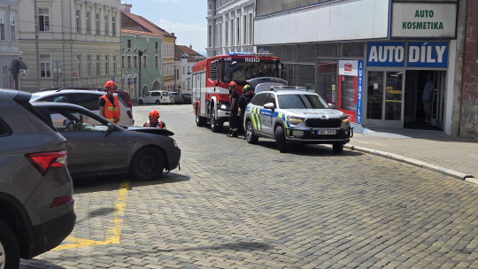 Nepozornost za volantem skončila ťukancem na Dolní České
