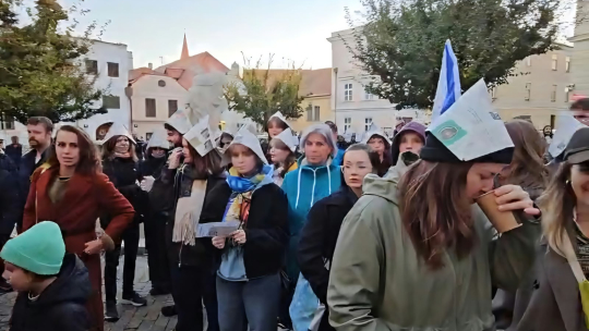 „Máme právo se ptát.“ Ve Znojmě se sešly desítky lidí na podporu ČT a rozhlasu
