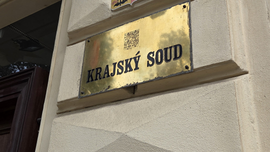 Krajský soud řeší vraždu a pokus o vraždu v Jevišovicích. Obžalované hrozí až doživotí