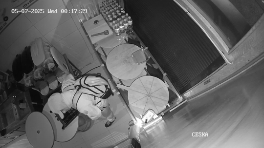 Zloděj ve stánku řádil padesát minut, ukradl trezor a mobilní telefon