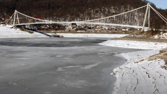 Policisté ve Vranovské přehradě našli tělo muže, prolomil se pod ním led