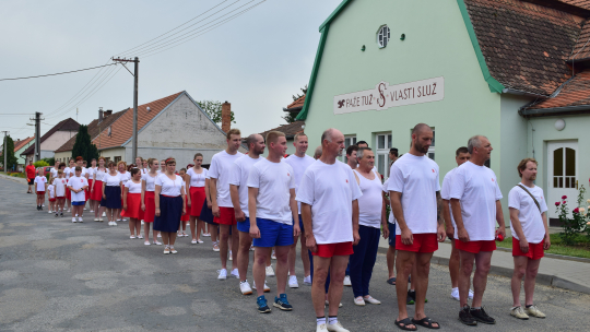 Život v Lesonicích: Kde divadlo střídá kopačky a v lese se skrývá historie i klid