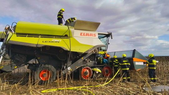 Kombajn v Horních Dunajovicích zachvátil požár. Škoda je 400 tisíc korun