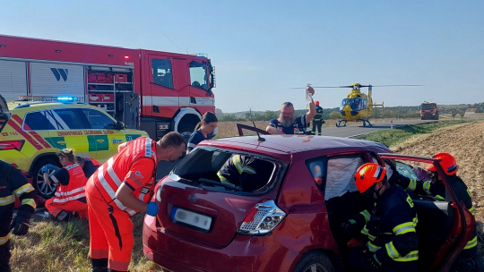 Řidička u Stošíkovic nedala přednost dodávce. Tři lidé skončili v nemocnici
