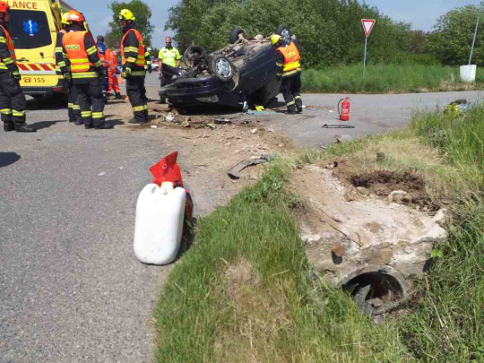 Po dopravní nehodě u Štítar zůstal řidič zaklíněný ve voze