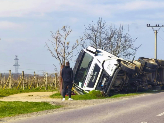 U Tasovic se převrátil nákladní vůz