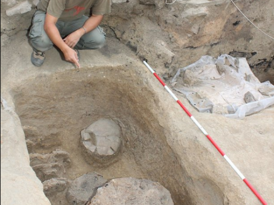 Archeologický skvost po tisíci letech v zemi míří do muzea