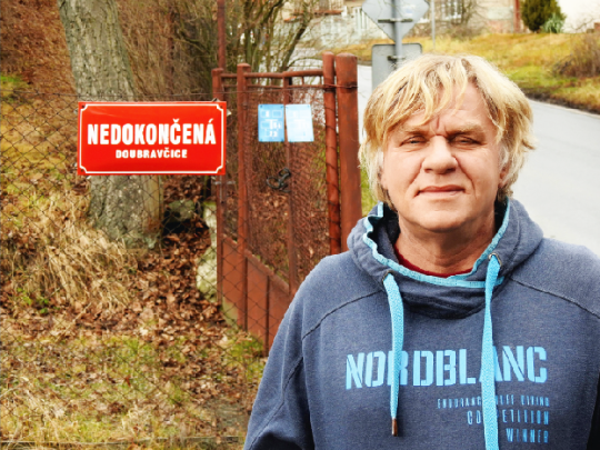 Plachý Karel Plíhal coby cool v plotě plaše nezpívá