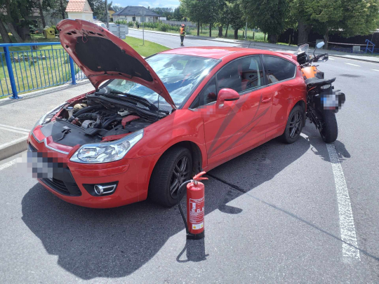 Po střetu auta s motorkou skončili dva lidé v nemocnici
