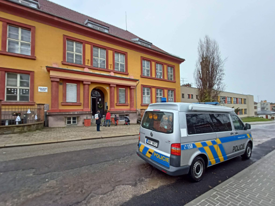 Policejní sirény jsou slyšet kvůli nahlášené bombě