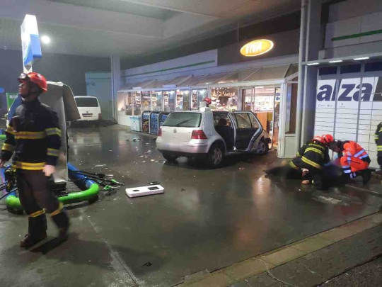 Opilý řidič najel ve Znojmě do vchodu čerpací stanice
