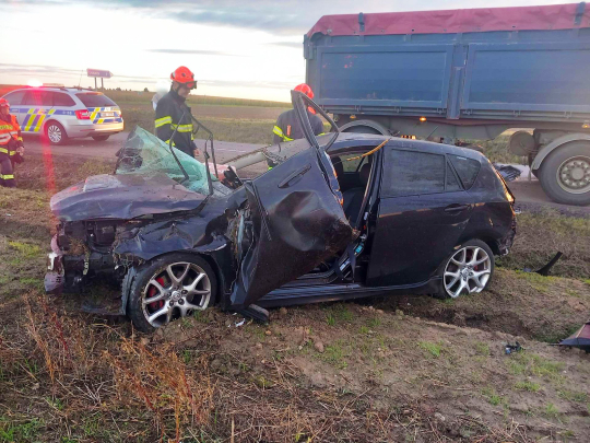 Nehoda tří vozidel u Znojma: Auto se přetočilo přes střechu, jeden zraněný