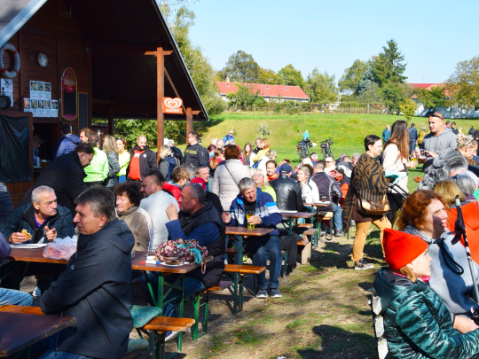 Gastronomický povel Stolečku, prostři se, provoněl Podmolí dvoutisícovkou řízků s 1 600 jitrnicemi