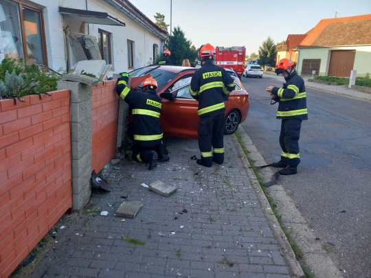 6e63eeed-auto-narazilo-do-rozvadece-v-prosimericich-ridic-skoncil-v-nemocnici.jpeg
