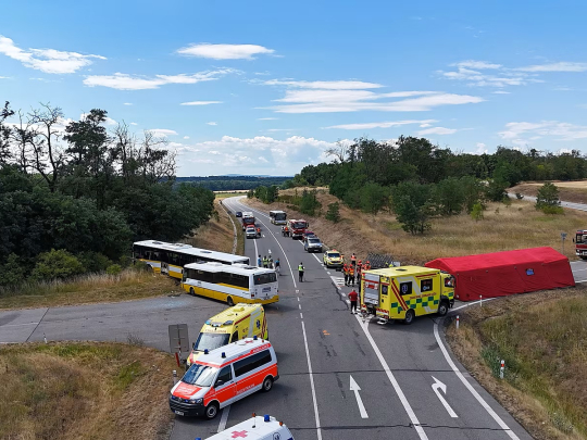 Policie prověřuje řidiče po srážce autobusů u Lechovic. Hrozí mu trestní stíhání
