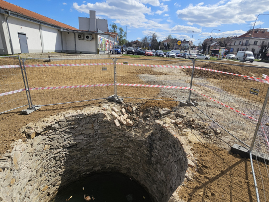 Na Přímětické ulici objevili tajemnou studnu