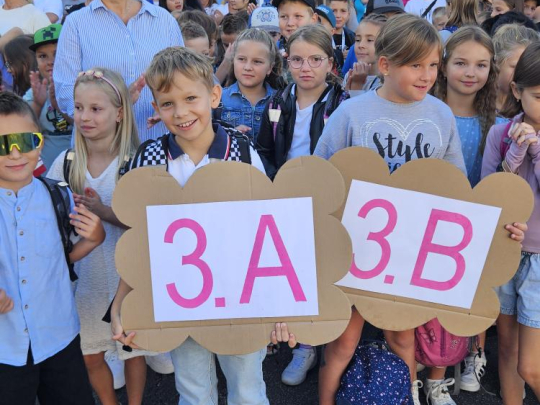 Prvňáčci poprvé, deváťáci naposledy. Končí i ředitelka Marešky