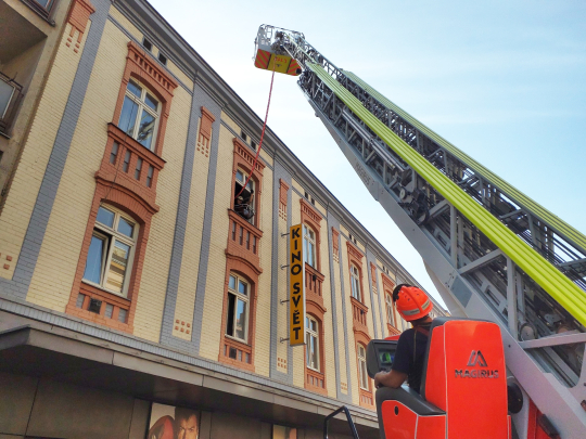 Do sanitky se nevešla, jeřáb ji transportoval oknem