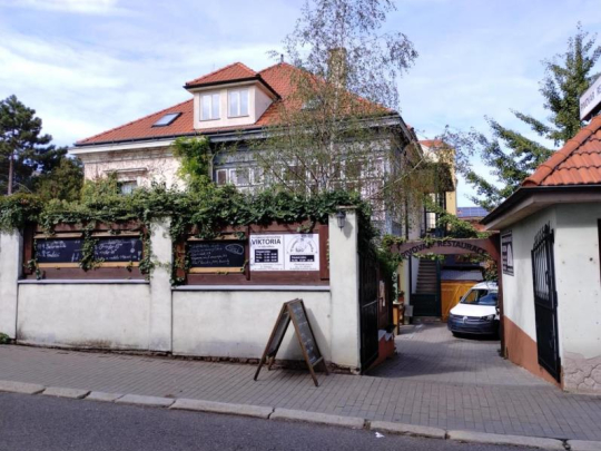 Plísně, špína a zanedbaný úklid. Inspekce zavřela restauraci Viktoria ve Znojmě