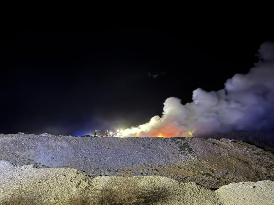 Žhavý popel zapálil skládku