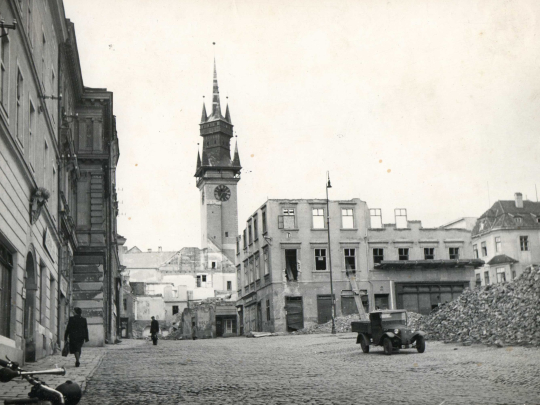 c78dd1b7-masarykovo-n-most-ve-znojmo-bohem-odkl-zen-trosek-po-bombardov-n-mosta-v-dubnu-1945.z-fotoarchivu-jmm.jpeg