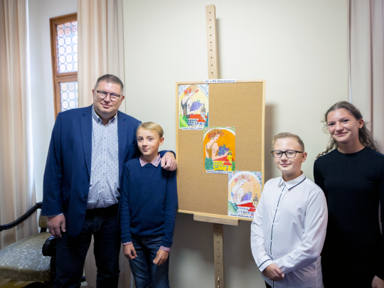 Alfonsem Muchou motivované obrázky, které malovaly děti, si podmaní diváky i na zámku v Krumlově