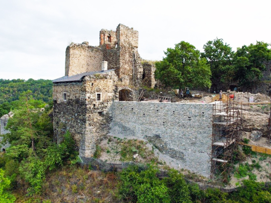 Při obnově hradební zdi na zřícenině Cornštejna našli archeologové zbytky chaty