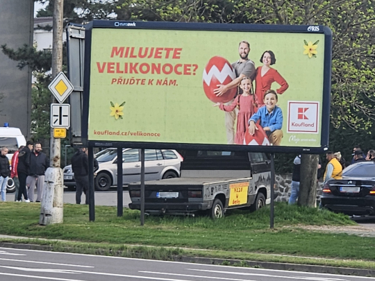 Řidič pod vlivem drog narazil do plotu
