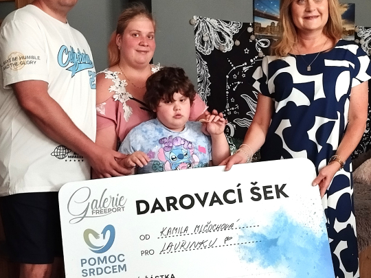 Výtěžek z charitativní výstavy pomohl malé Laurince