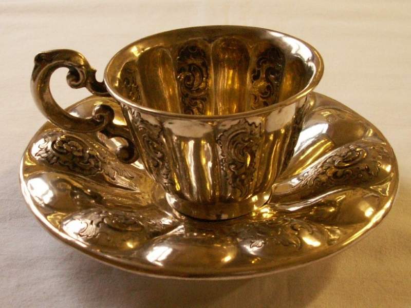 Stříbrný čajový šálek s podšálkem vídeňské výroby.